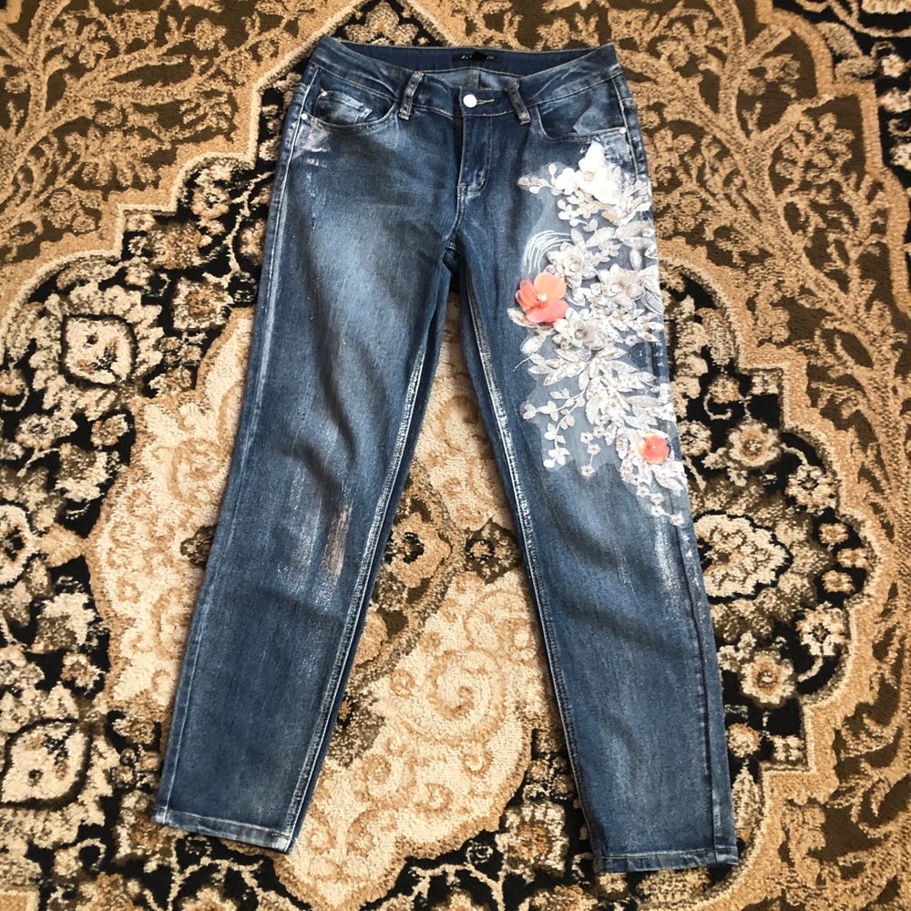 Embroidered Dark Blue Women's Slim Jeans with Floral Accent